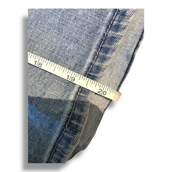 Women’s 24w Lee Regular Fit Mid Rise Classic Light Wash Jean Shorts - Picture 5 of 6